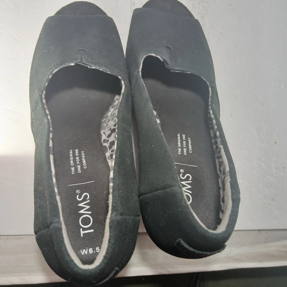 TOMS‎ Peep Toe Wedge Sandals Size 6.5 Black Suede Boho Minimalist Summer Heels